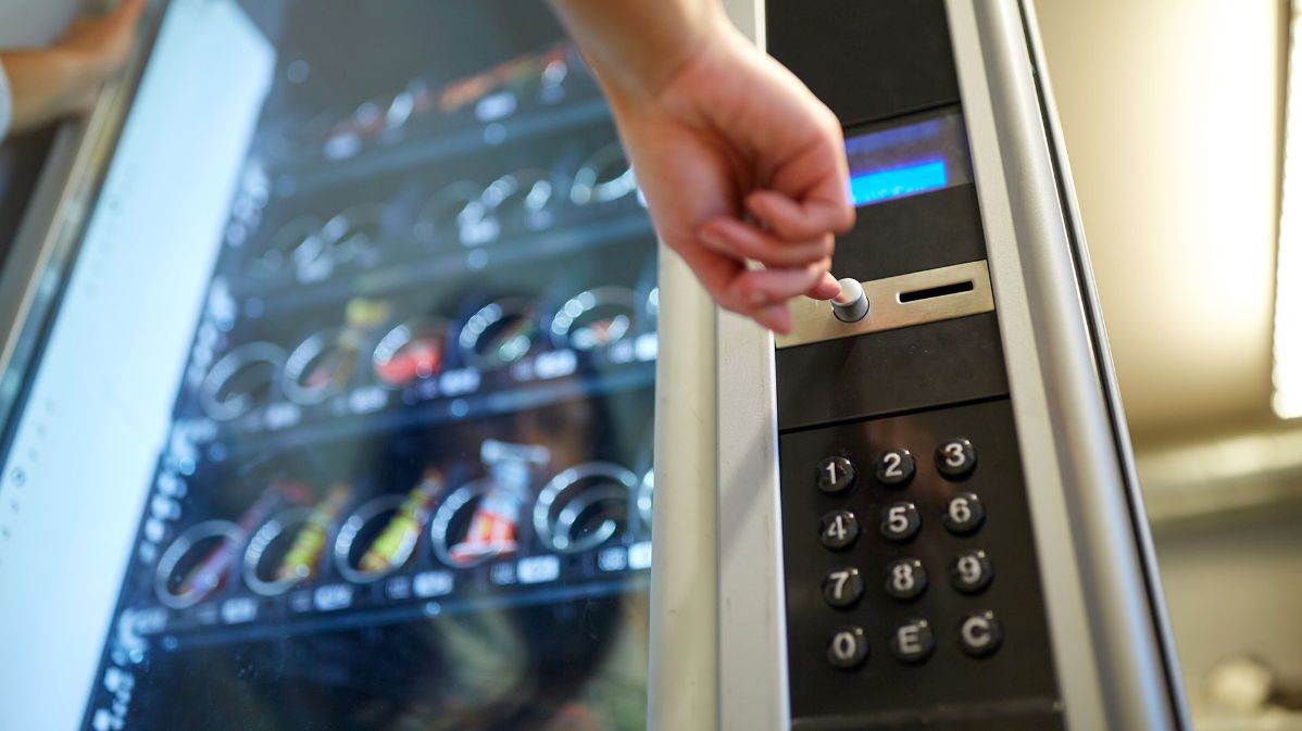 Today I want to talk to you about the benefits of dried fruit, a food that should never be missing in vending machines and for our diet. Nuts are a rich source of nutrients-. frutta secca nel vending